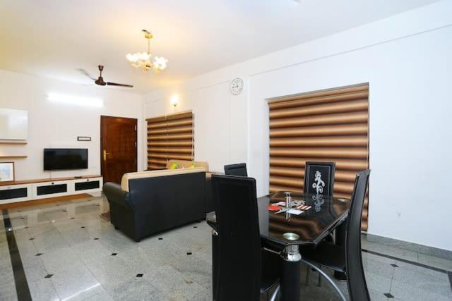 The Solo Apartments Kadavanthra Kochi Exterior foto